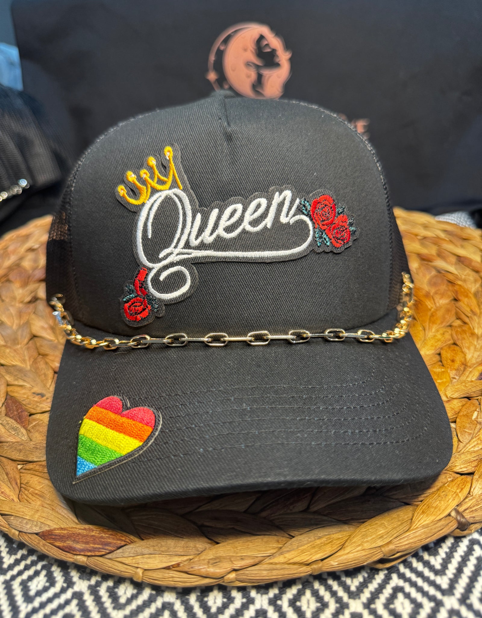 Queen w/ removable hat chain